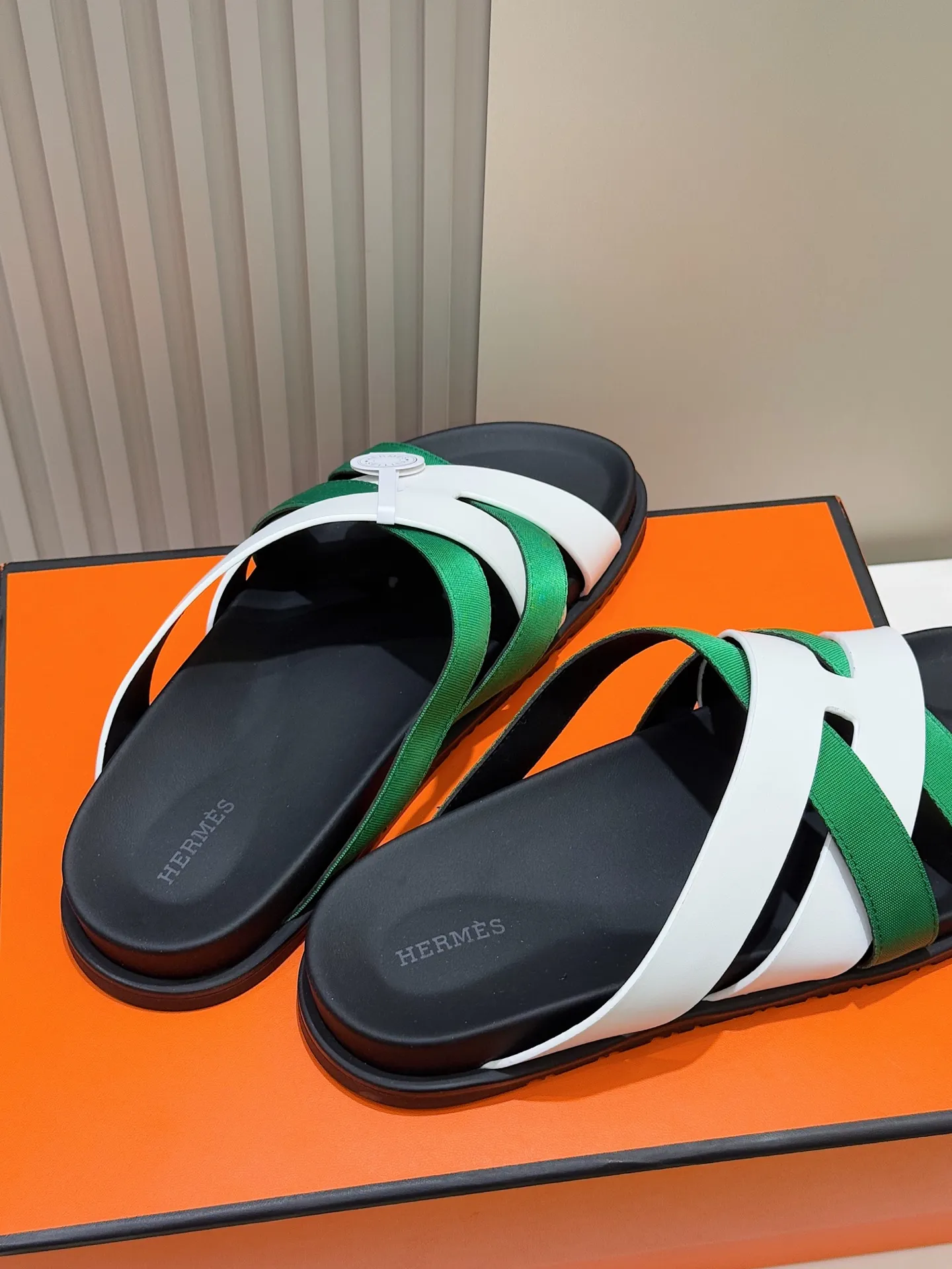 p300💰Men's Shoes Hermes Men's Kazimir Slippers - Top quality woven calfskin functional sandals with an intertwined upper inspired by the "H" iconic pattern to create a casual look, perfect for summer. Imported cowhide + cowhide lining + rubber outsole Size: 39-44 (customized at 38.45.46)